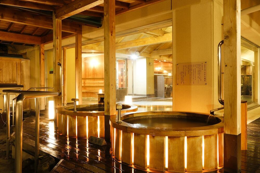 女性用大浴場　内の宮　丸型ぬる湯　まかる風呂（新・珠光の湯）