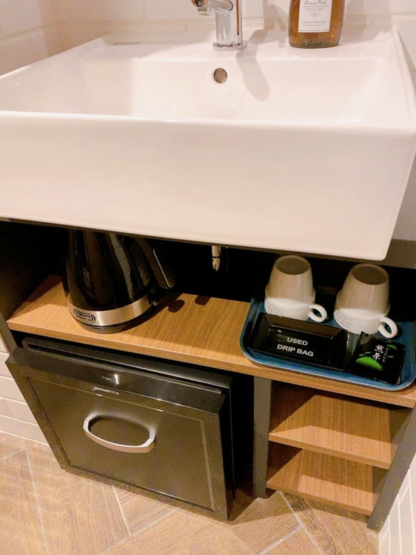 洗面台の下に冷蔵庫