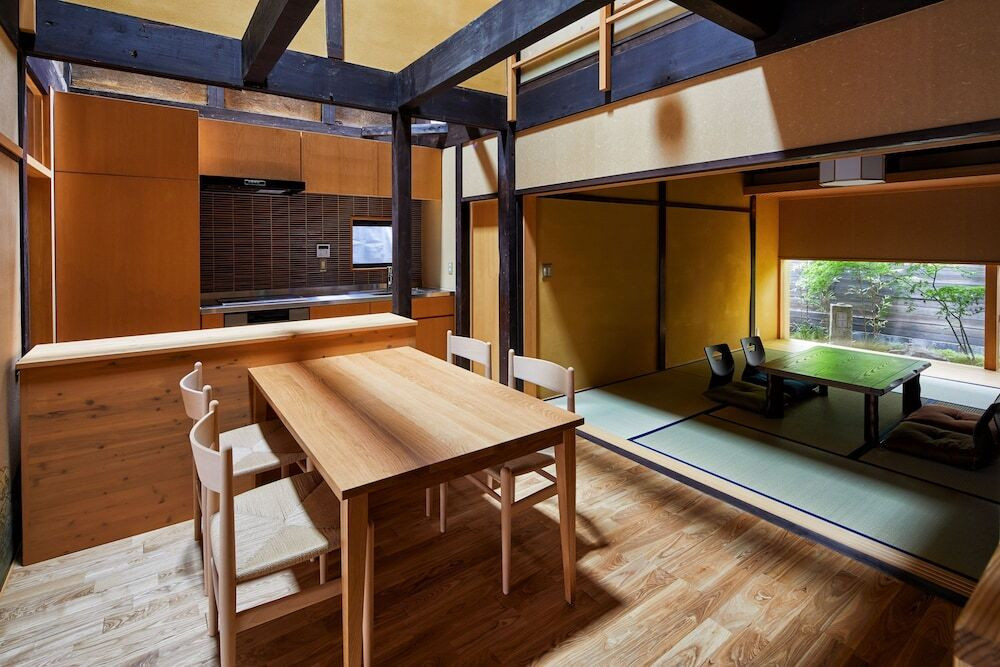 客室内のダイニングエリア