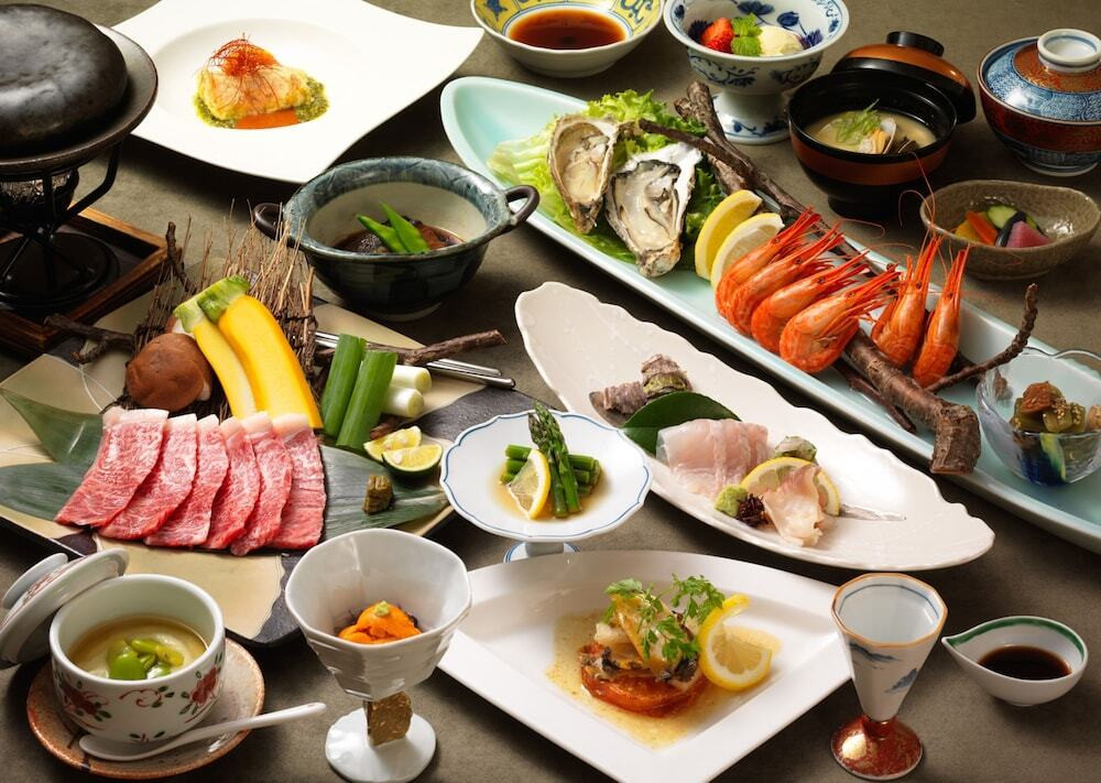 「蔵群」料理 778486 厚岸の牡蠣と北海縞海老。栗の渋皮煮添え