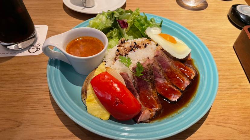 ほっこり安らぐ
カフェでのディナー / 3