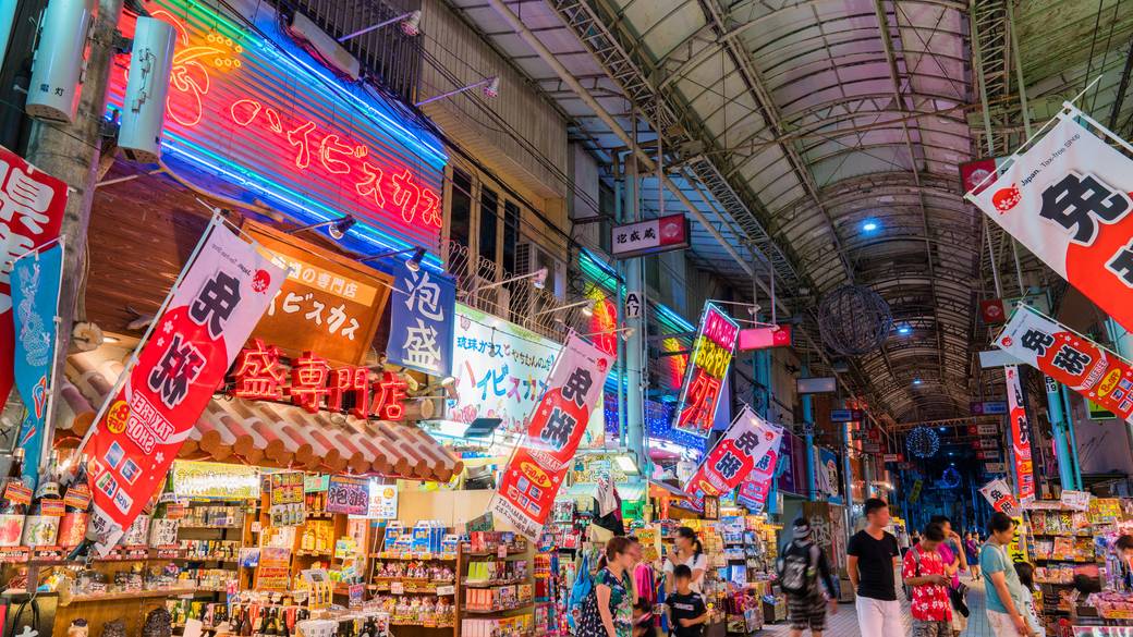 ショップが並ぶアーケード / 3