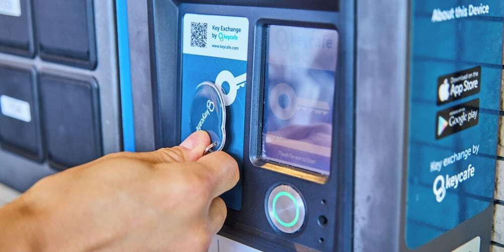 チェックイン / チェックアウト キオスク