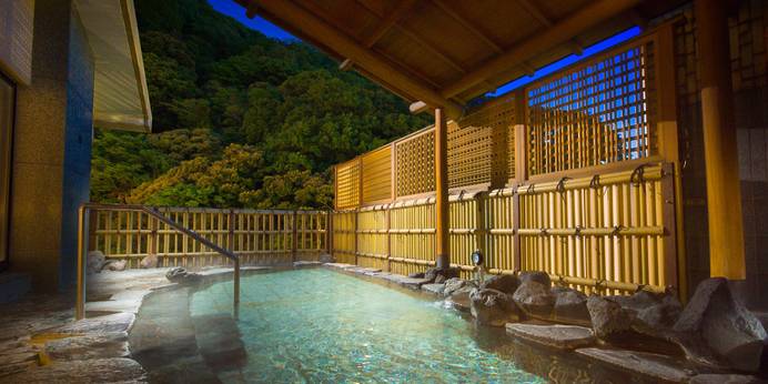 箱根湯本温泉 箱根パークス吉野（神奈川県 旅館）：男女入れ替え制の展望風呂。朝夜違った雰囲気でお風呂を楽しんで。 / 1