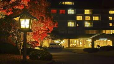 施設の正面 (日没後) / 4