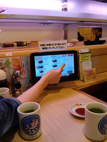 「回転寿し トリトン 円山店」内観 52456 ボックス席のタッチパネル