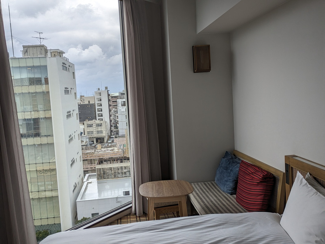 大きい窓のあるダブルルーム