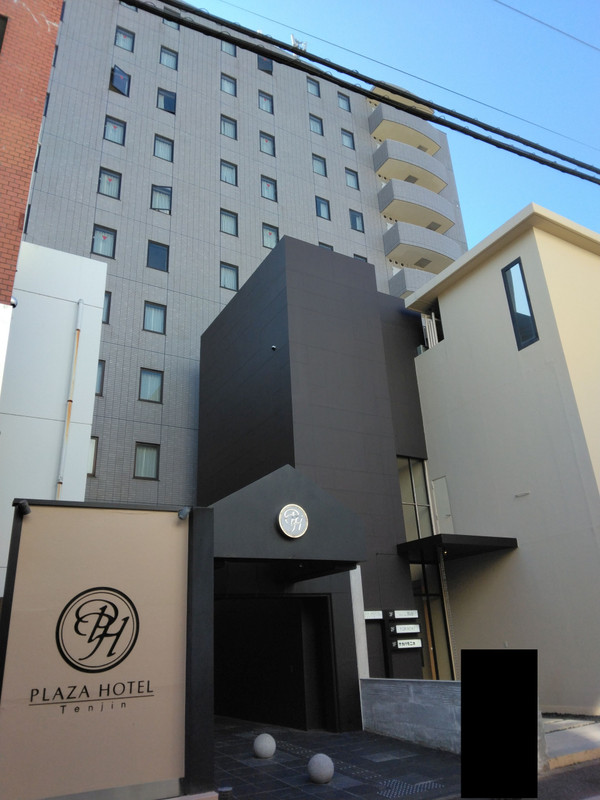 天神の繁華街のやや西側にあります。