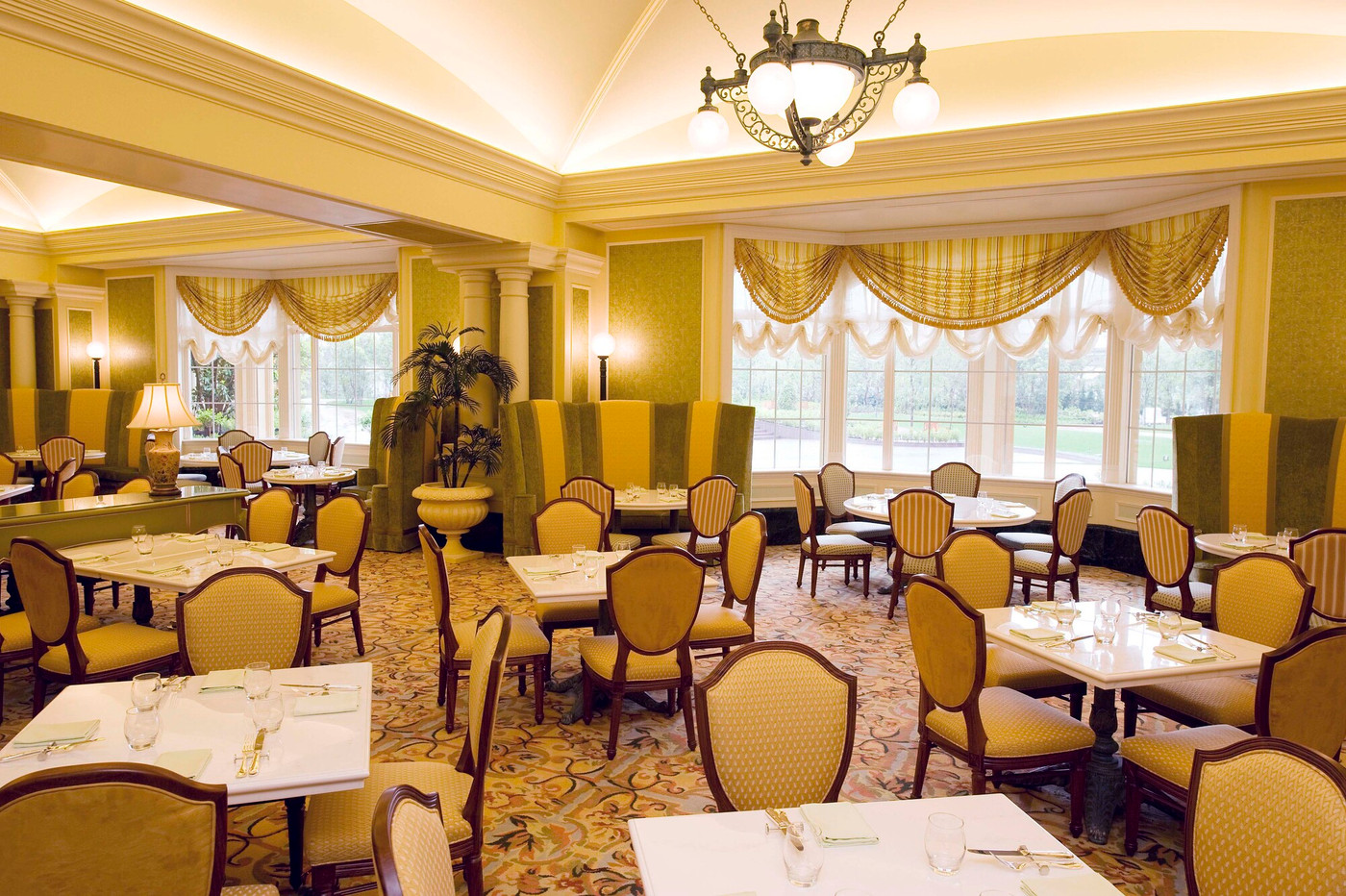 パークがすぐそこ！お城のようなホテルで夢心地に浸ろう4043819