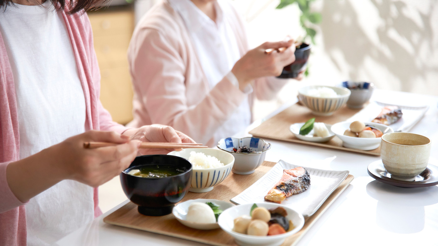 女性2人の食事　朝食　和食　手元