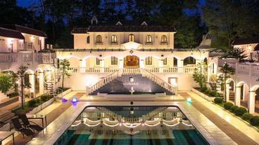 施設の正面 (日没後) / 1