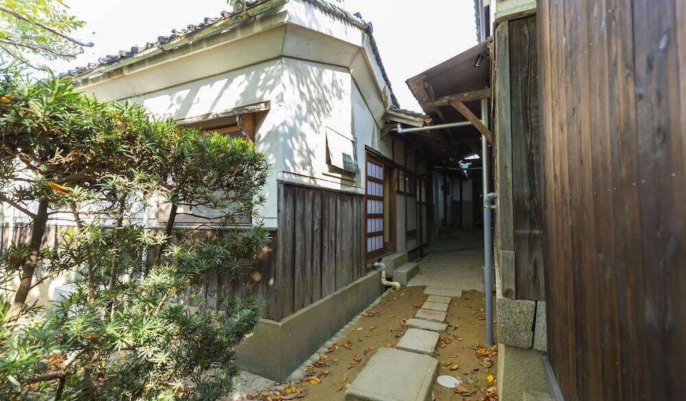 蔵のある中庭 / 3