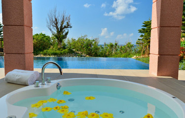 Stay with Your Special Someone at Okinawa’s 15 Best Hotels with In-Room Open-Air Baths