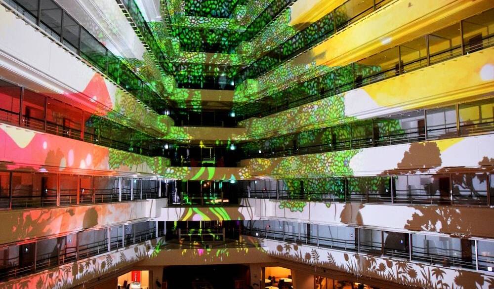 音と光に包まれる
大迫力のショーに感動 / 1