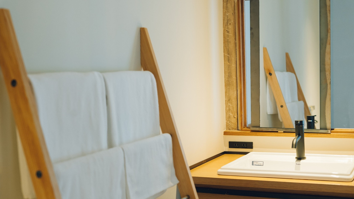 客室のオリジナル木製タオル掛けラック