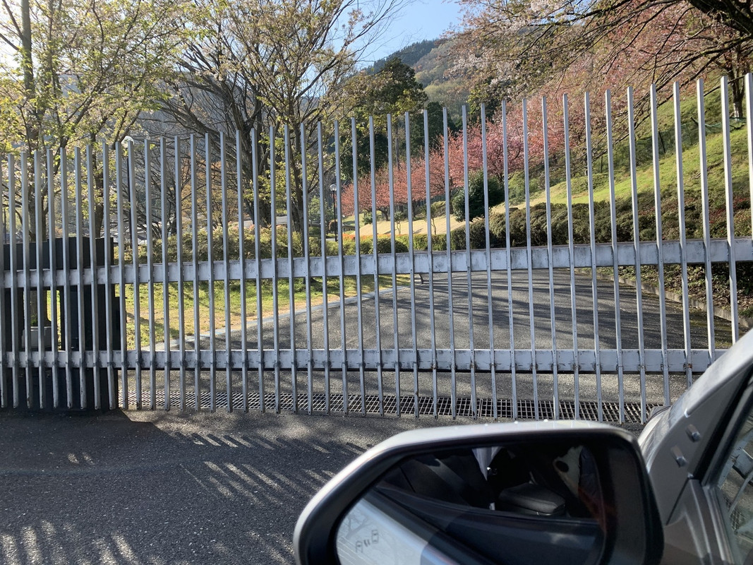 ホテルの入り口　インターフォンで開けてもらう