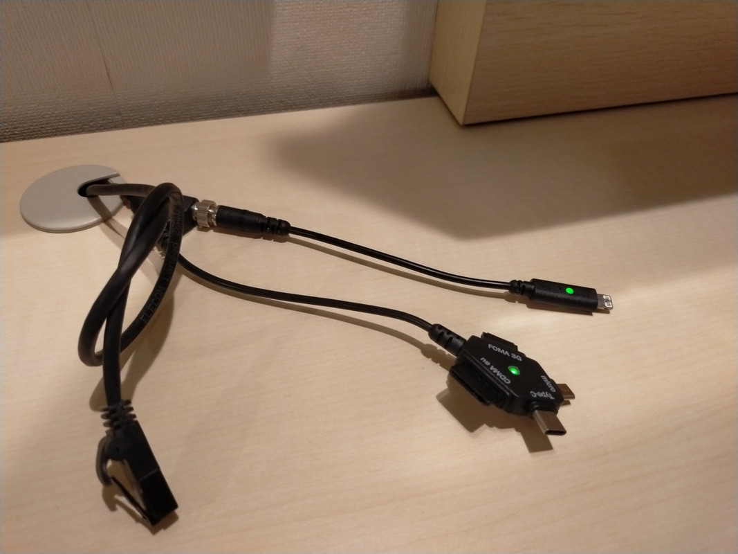 デスク回り　充電ケーブル