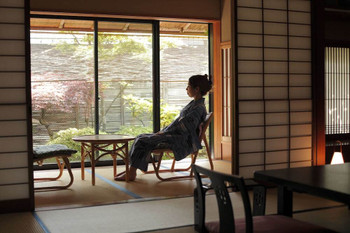 After exploring the onsen town, head to an inn where you can relax by yourself3992062