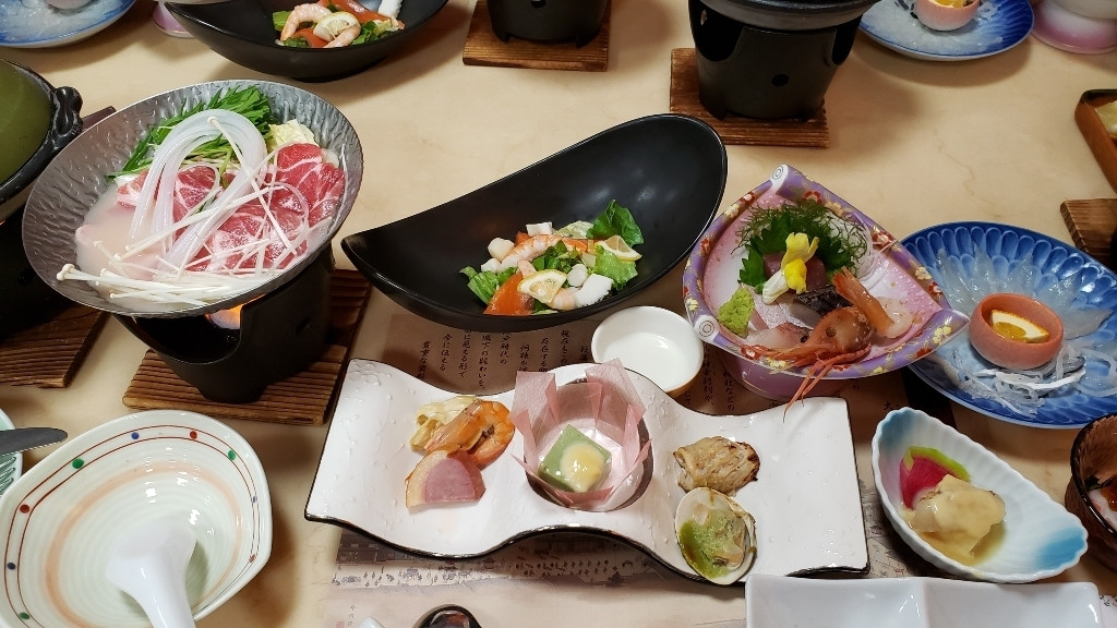 「リゾートホテル 美萩」 料理 108327347 テーブルに着くと