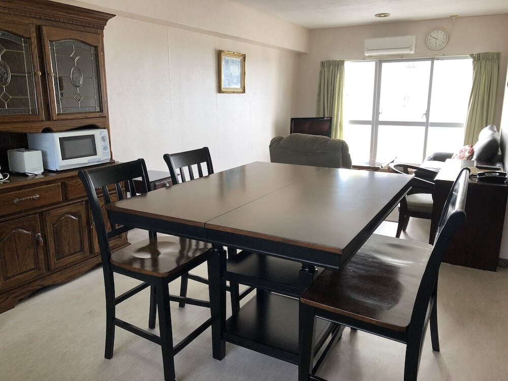 客室内のダイニングエリア