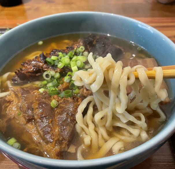 新感覚の沖縄そばを
食べるなら…。 / 2