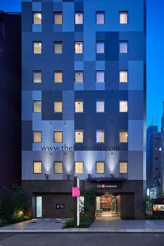 施設の正面 (日没後)