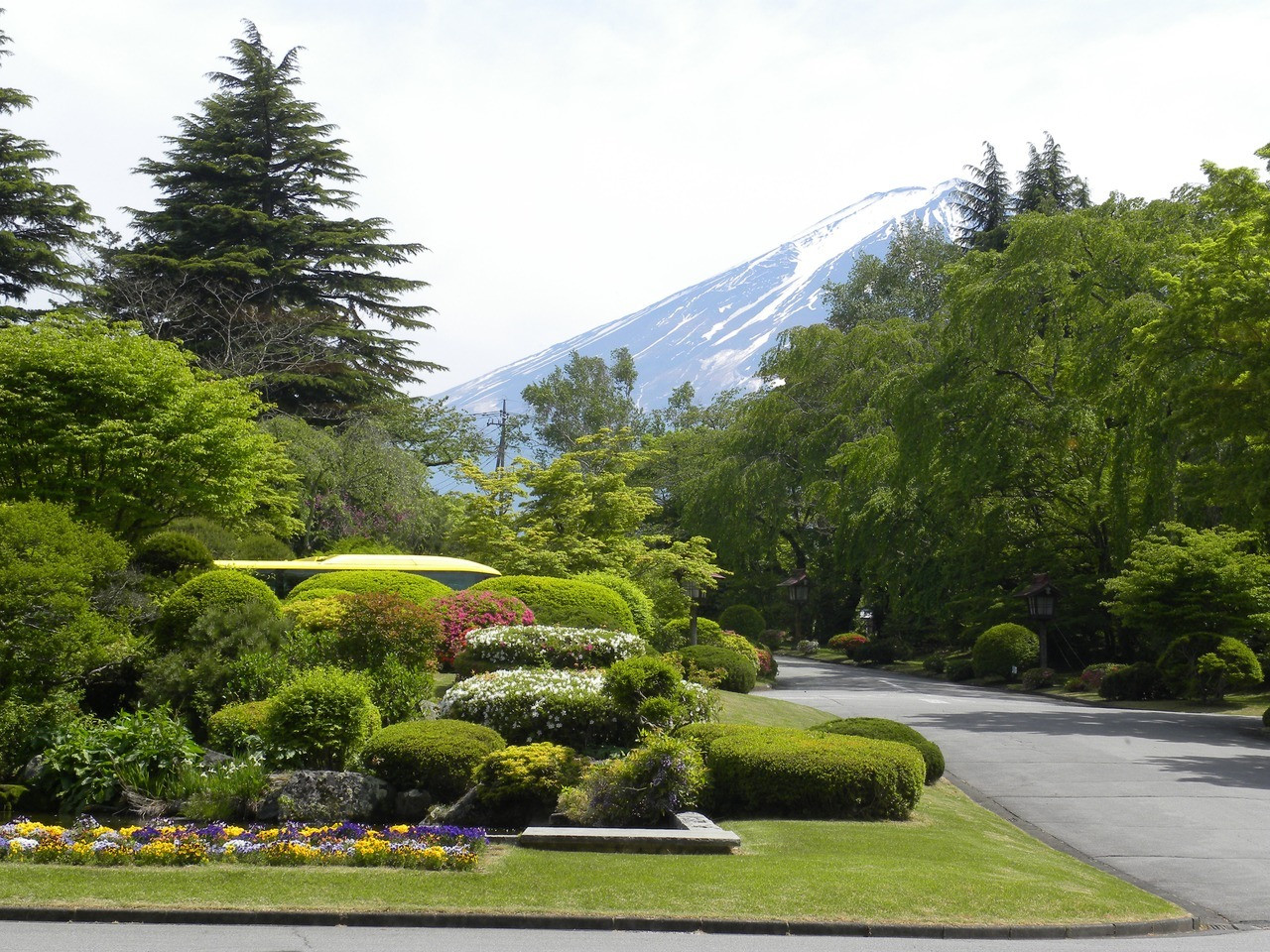 目の前に富士、振り返れば湖が望めるラウンジが魅力3346694