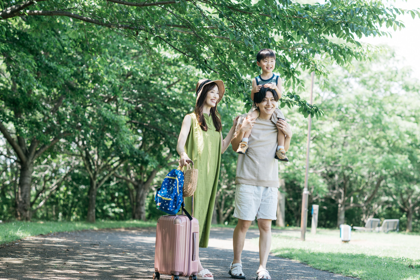 夏休みに家族旅行に行く笑顔の親子・子育てファミリー
