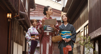 Women sightseeing in kimono