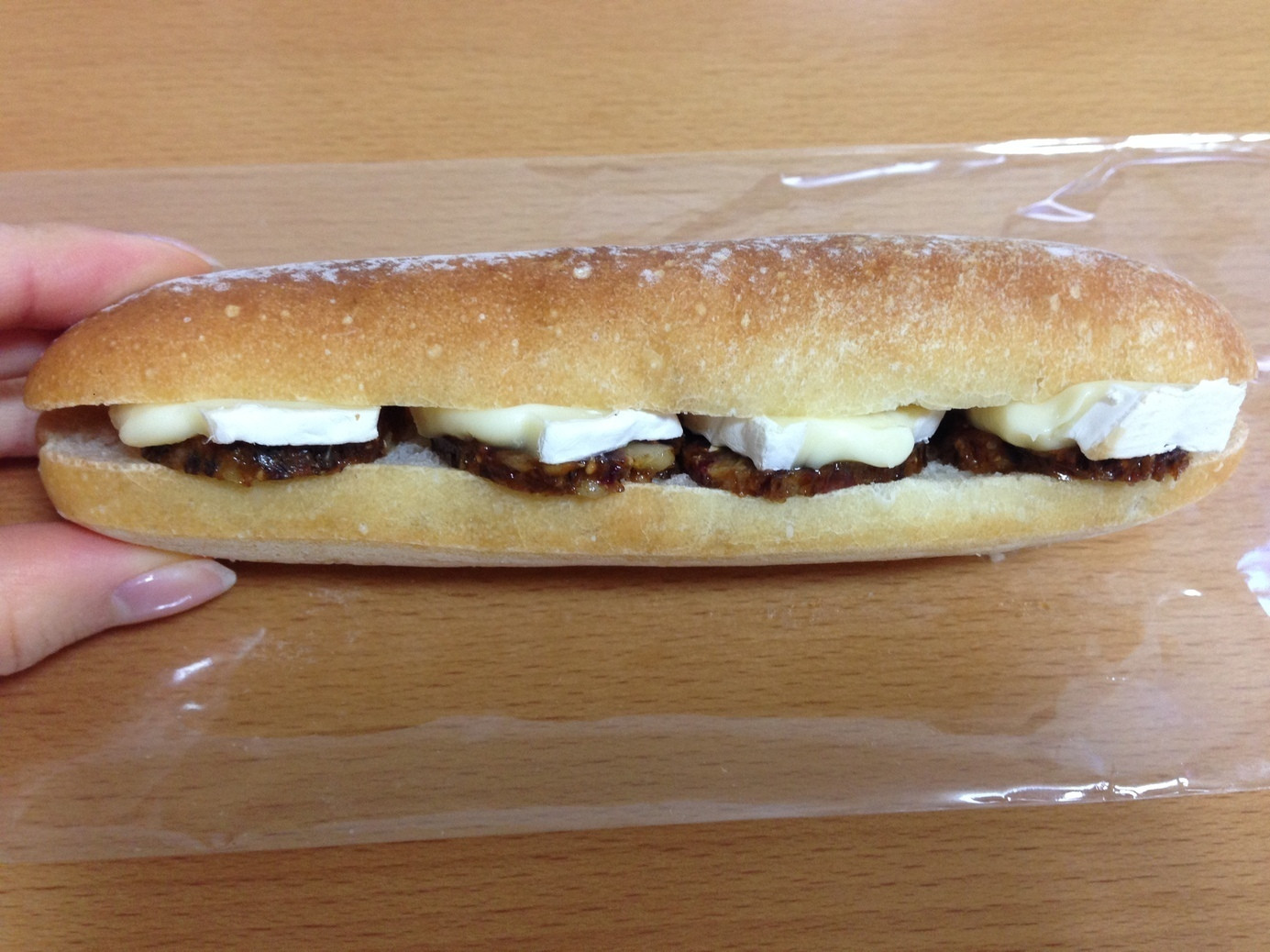 「グッドフォーチュン ファクトリー」料理 625360 フィグログとチーズのバゲットサンド　250円