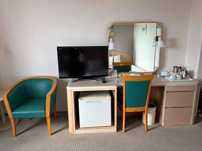 テーブル周りの家具類は、昭和感。
