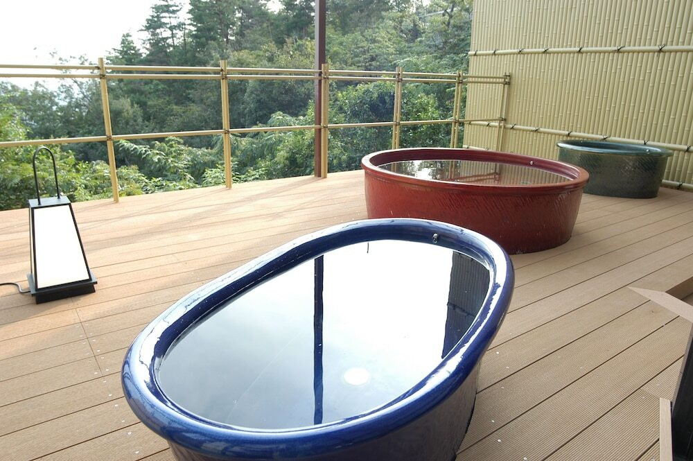 カラフルな信楽焼きの露天風呂