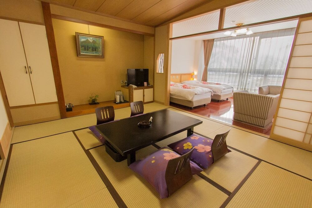 客室内のダイニングエリア