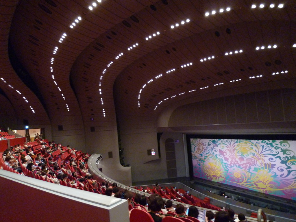 こちらで観光♪宝塚歌劇団の本拠地「宝塚大劇場」3643628