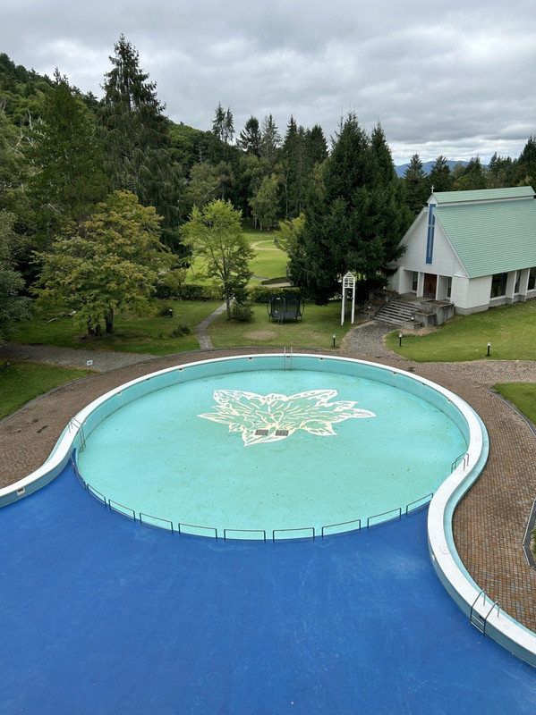 プールサイド、奥がガーデン