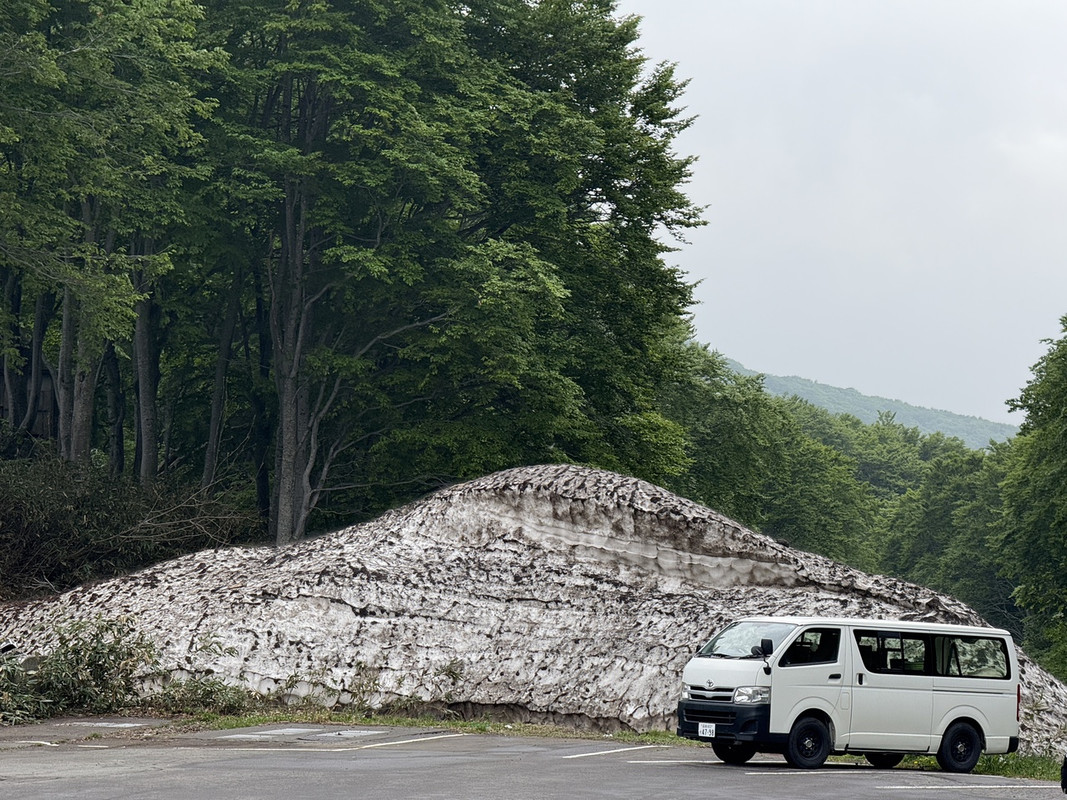 駐車場の一角に巨大な残雪の山