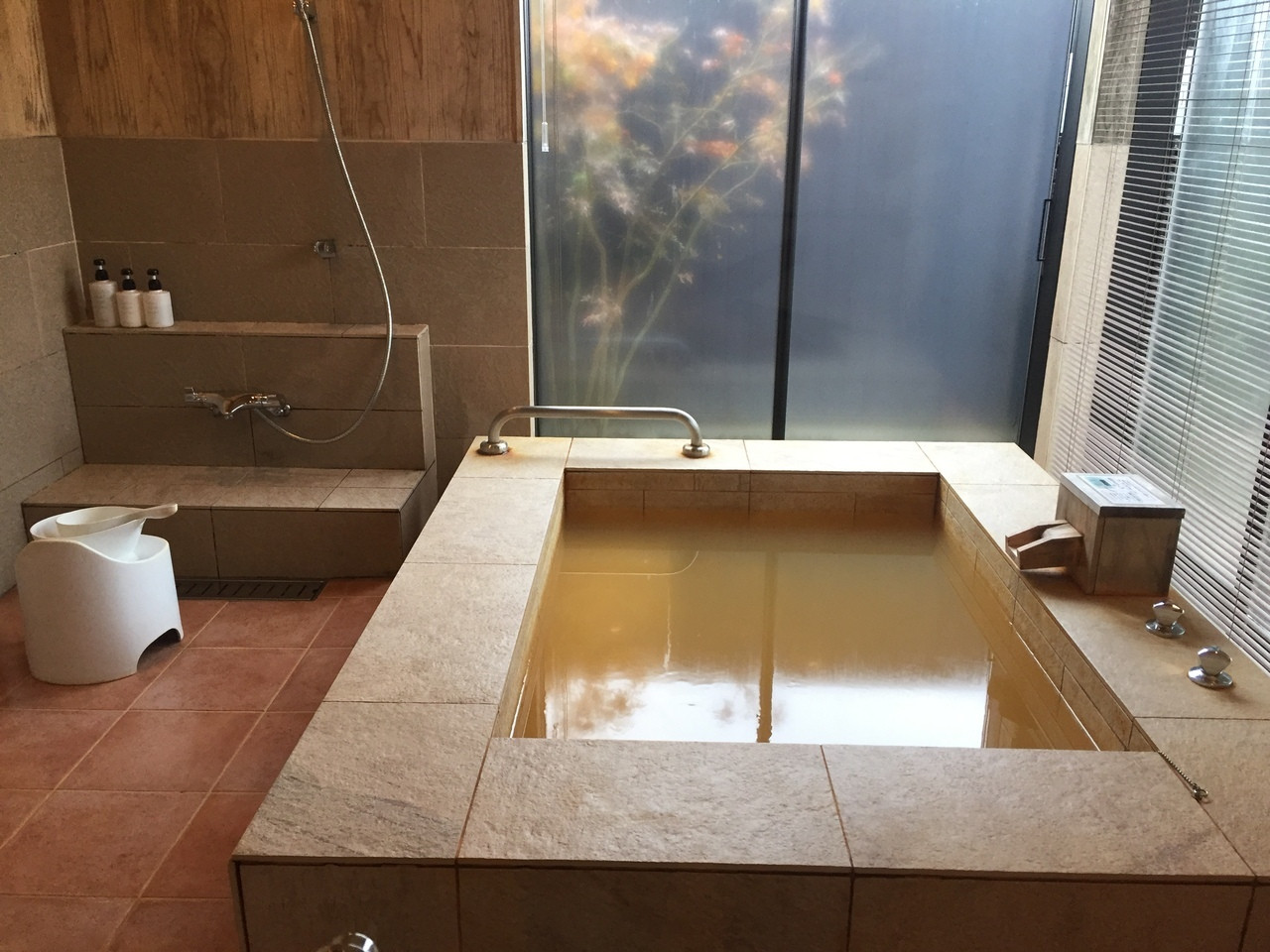 希少な赤湯をお部屋で独り占め4244772