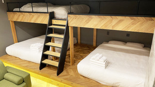 デラックストリプルルーム II ダブルベット3台 & ソファ1台 禁煙