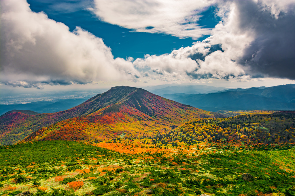 秋には、東北屈指のあざやかな紅葉を楽しめる4084960