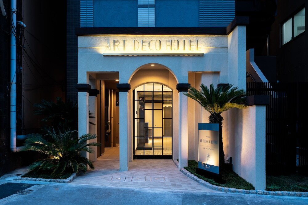 施設の正面 (日没後)