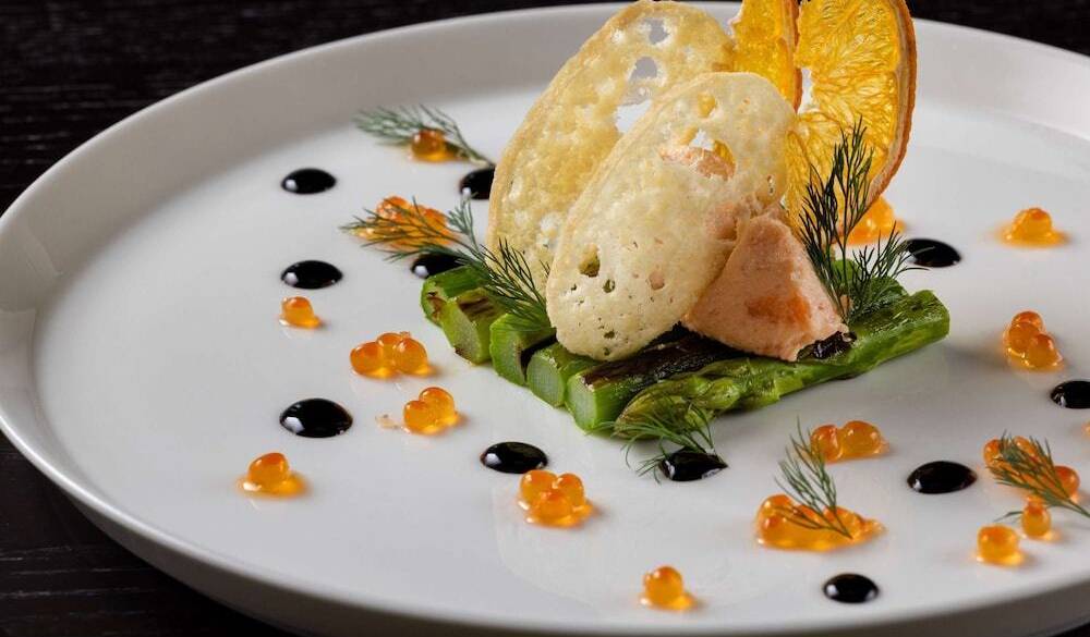 ルームサービスも！
都会的な美食を堪能 / 1