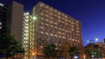 施設の正面 (日没後) / 3