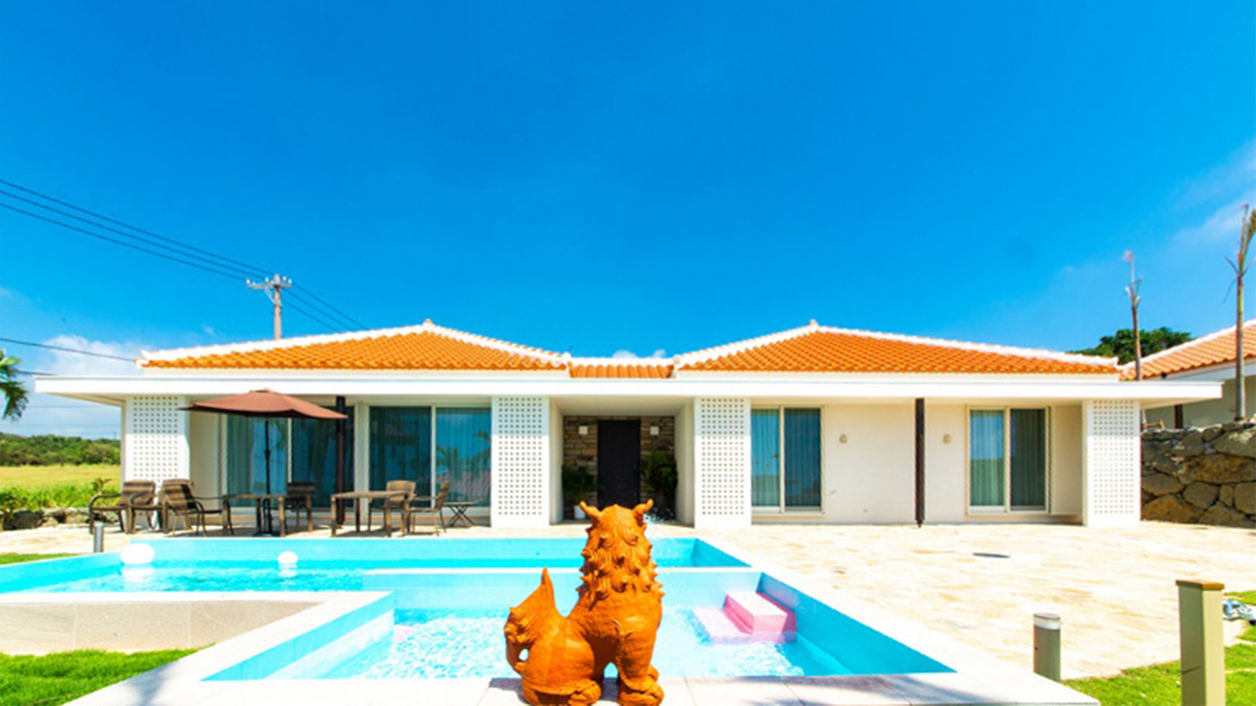 青空に赤瓦が映える。プライベートプールが付いた邸宅3355415