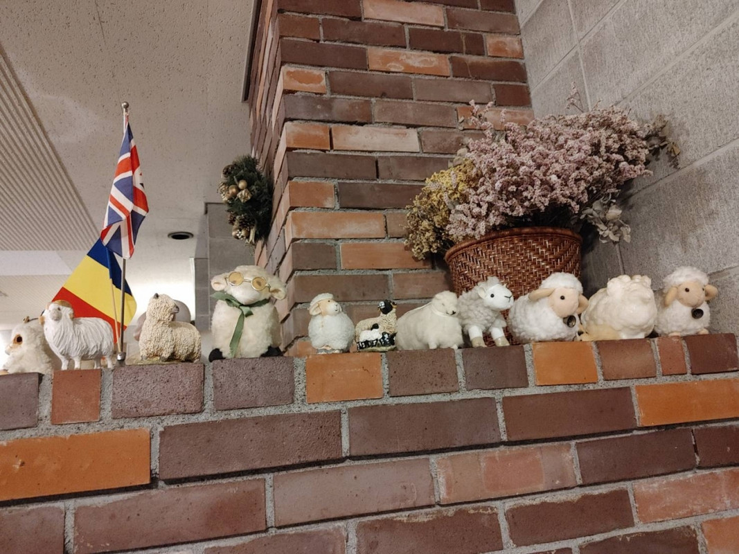 羊グッズがいっぱい飾られてる