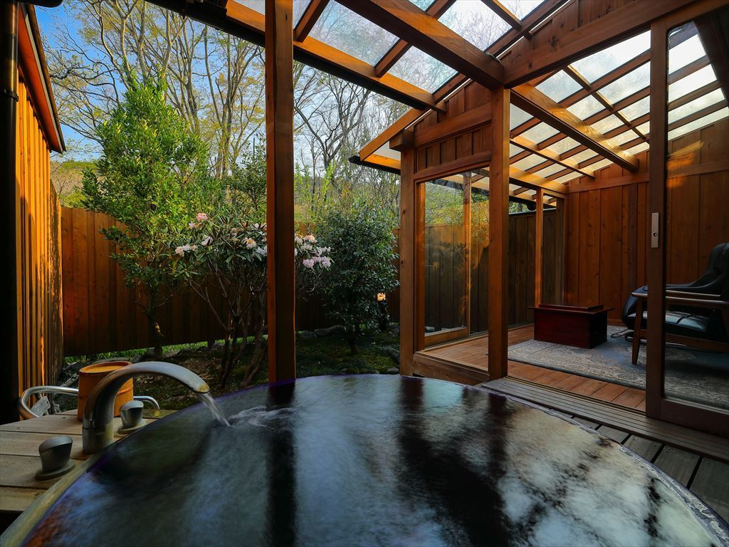 静寂の中、一人寛ぎの時間を過ごす3966493