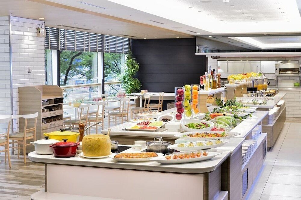 公園を散歩する仲良し家族