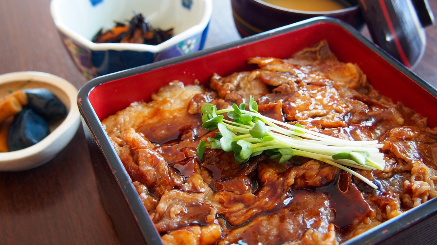 スパラウンジの網焼き牛カルビ丼