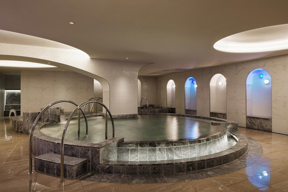 開放感たっぷり♡敷地内から湧き出る天然温泉を楽しめるモダンなSPA「華頂」3528786