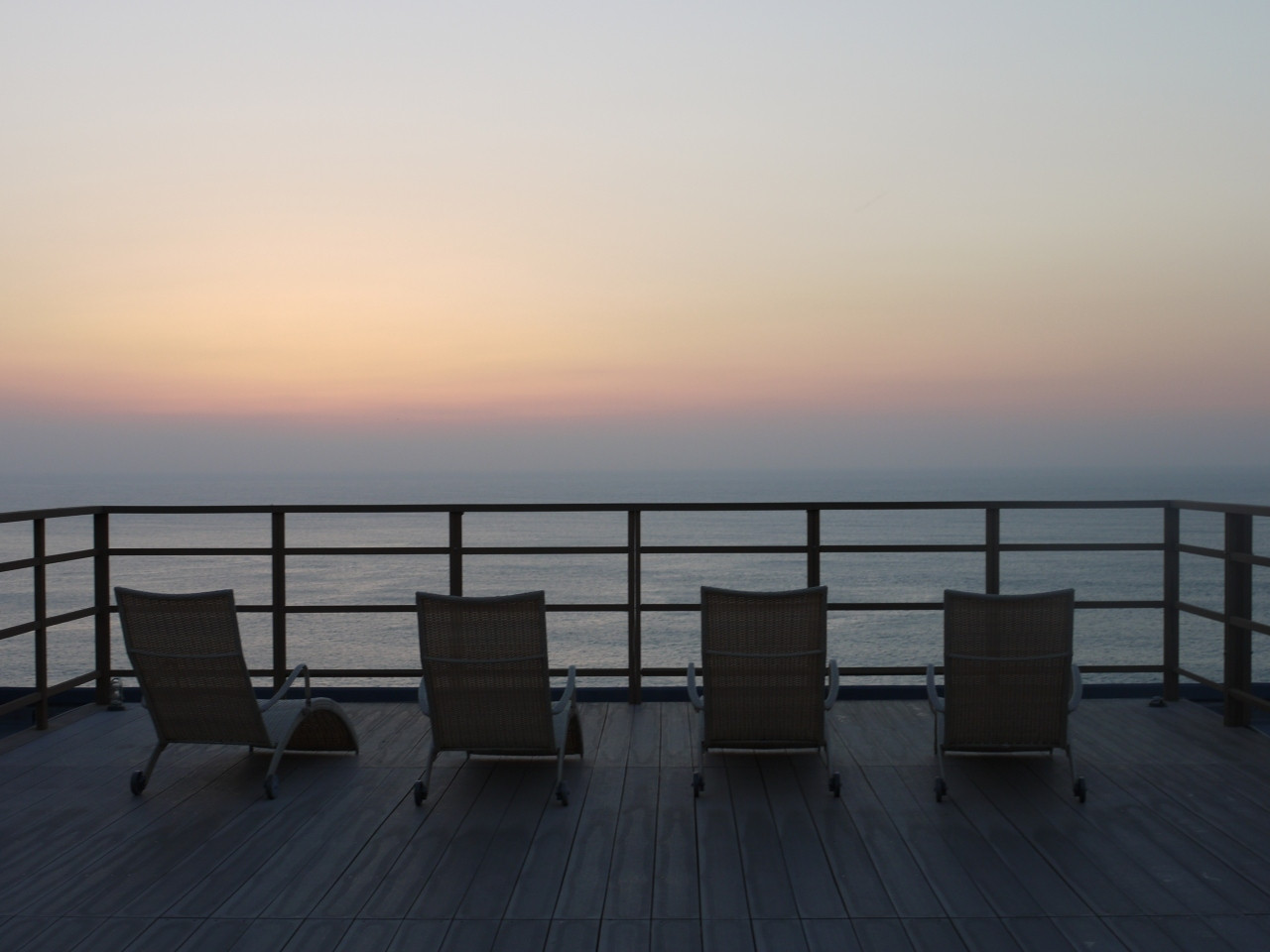 スイートルームで地球の偉大さを感じる3645452