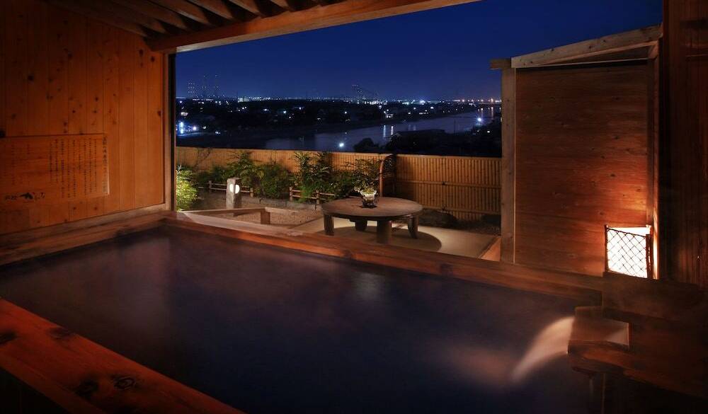 無料の貸切風呂で
疲れを癒して / 1